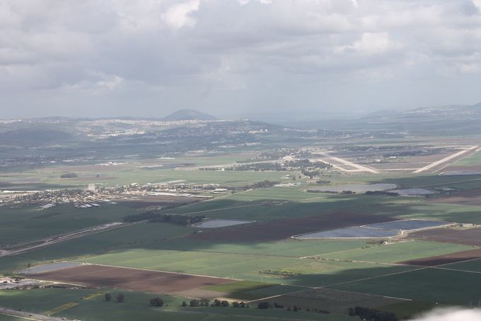 Lentokentältä ajelimme Karmel vuoren ja kuvassa näkyvän Harmageddonin tasangon kautta kohti ohi Nasarethin ja muiden yläpuolelle erottovan Taborin vuoren ohi.