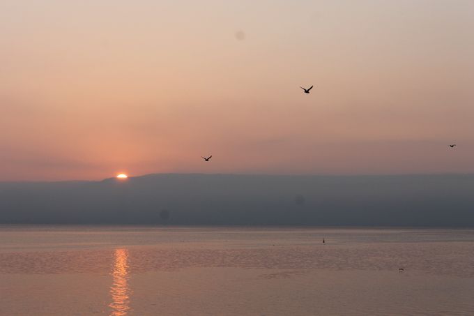 Aurinko nousi seuraavana aamuna Gennesaretin järven ja Golanin Ylängön takaa.