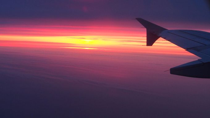 Kotimatkalla ikuistui kaunis auringonlasku. Kuva Aulis Kemppinen Finnairin lennolla Tel Aviv -Helsinki 3.4.2016.