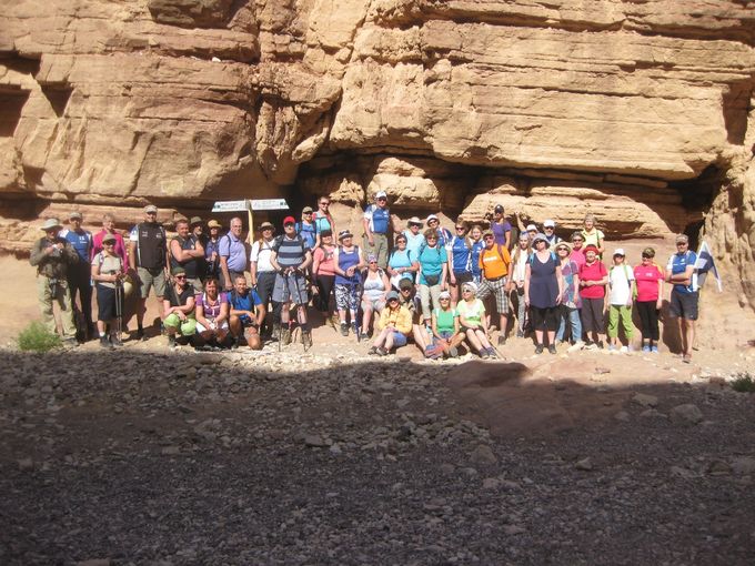 Patikkaryhmä Wadi Shanissa Red Kanjonin vierailun jälkeen.