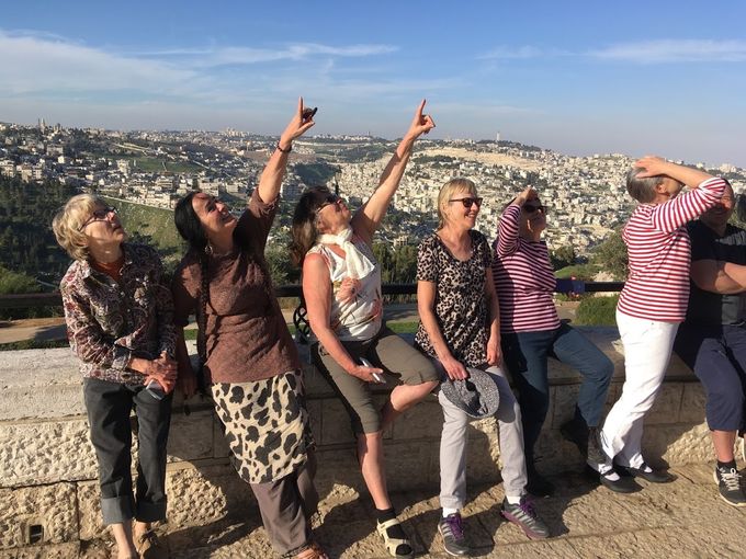 Tiistaina kävimme osalla porukalla Jerusalemissa. Naiset innoissaan isosta kurkiparvesta, joka lienee matkalla Suomeen.